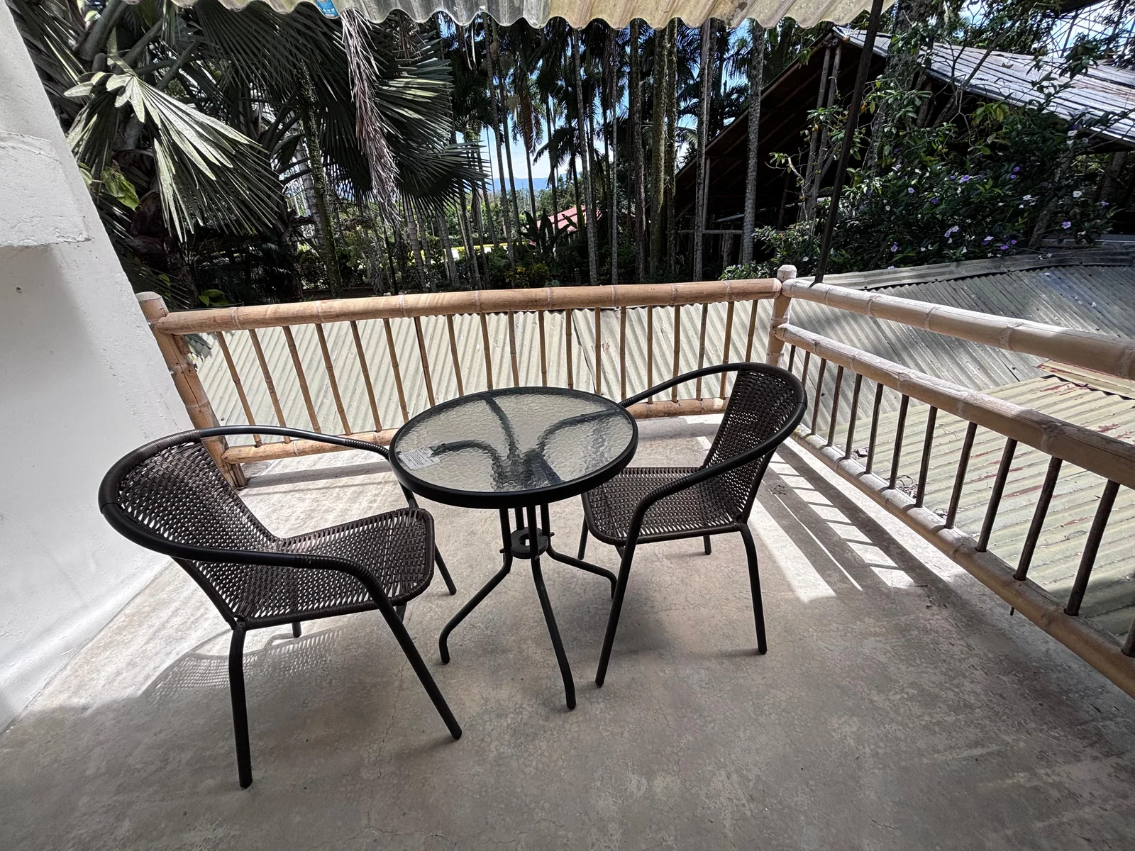 Balcón del apartamento con vista al jardín