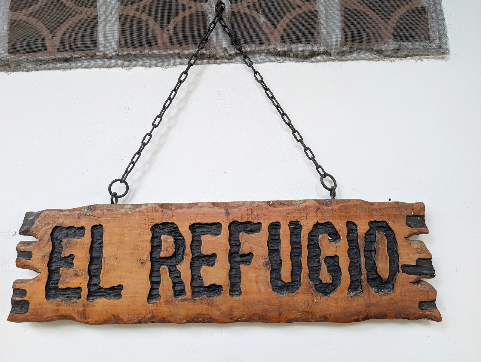Cartel de madera El Refugio