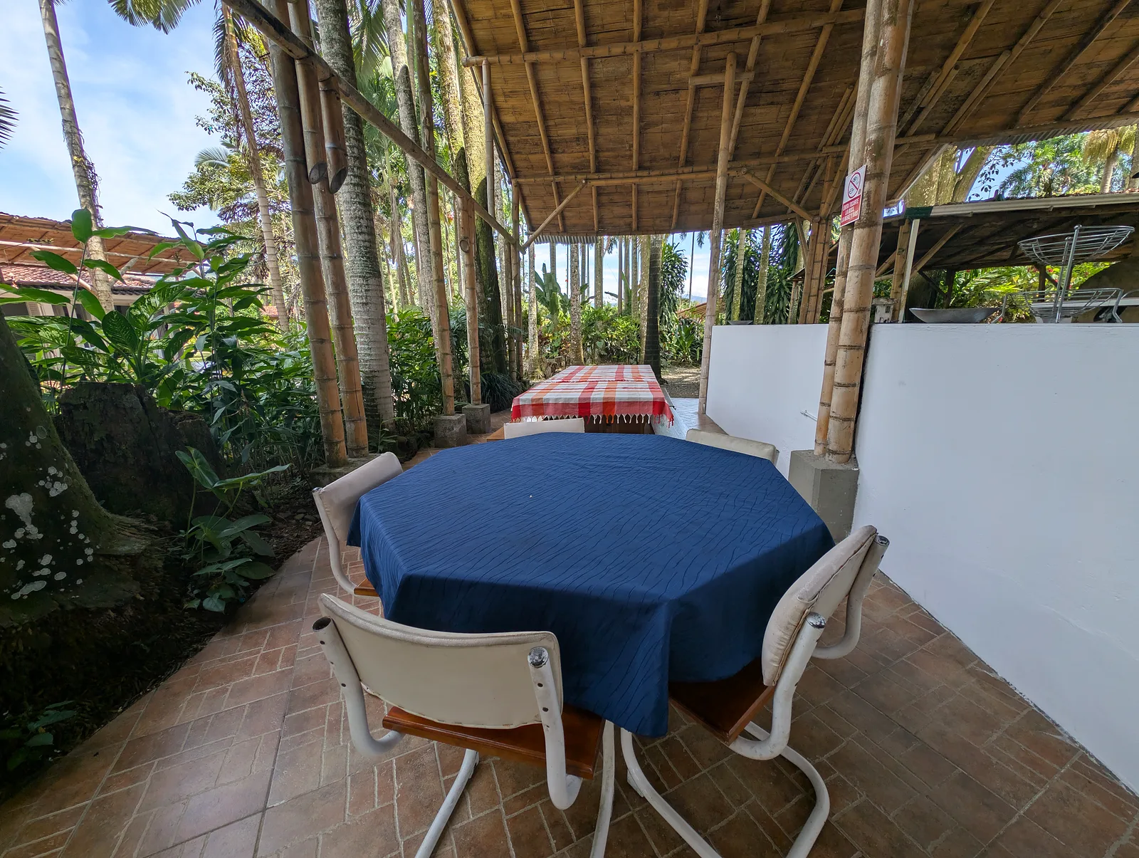 Comedor del corredor techado, al lado de la cocina