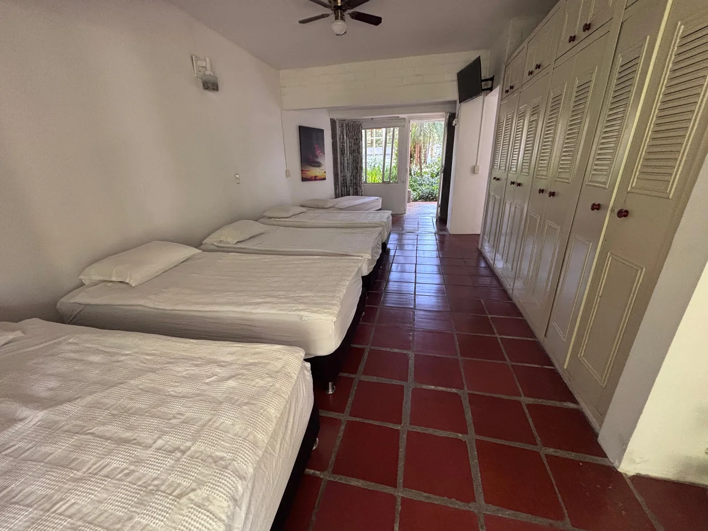 Habitación con varias camas de El Refugio