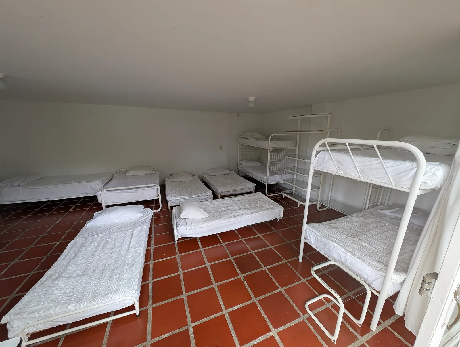 Habitación amplia con varias camas