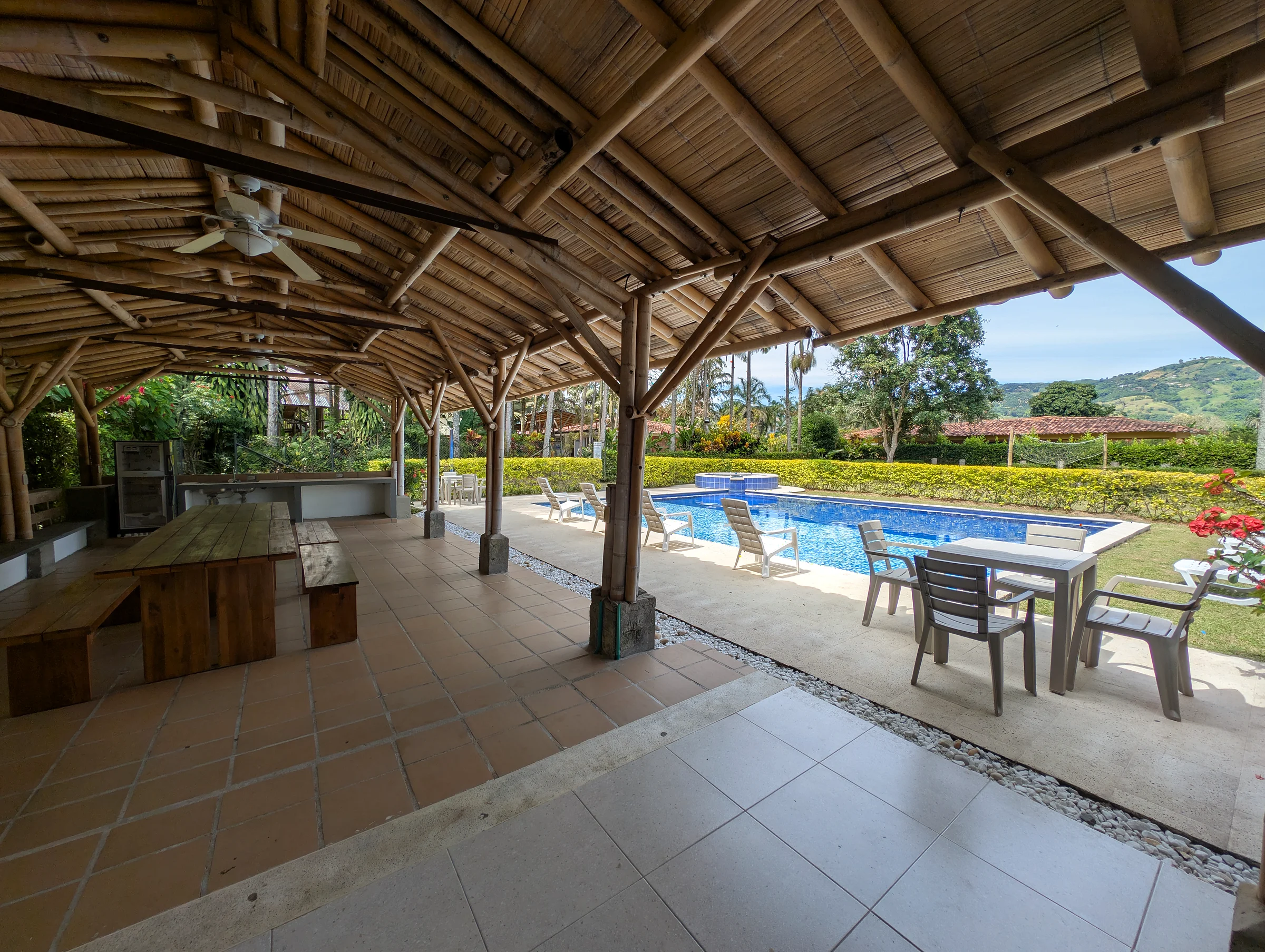 Kiosco junto a la piscina