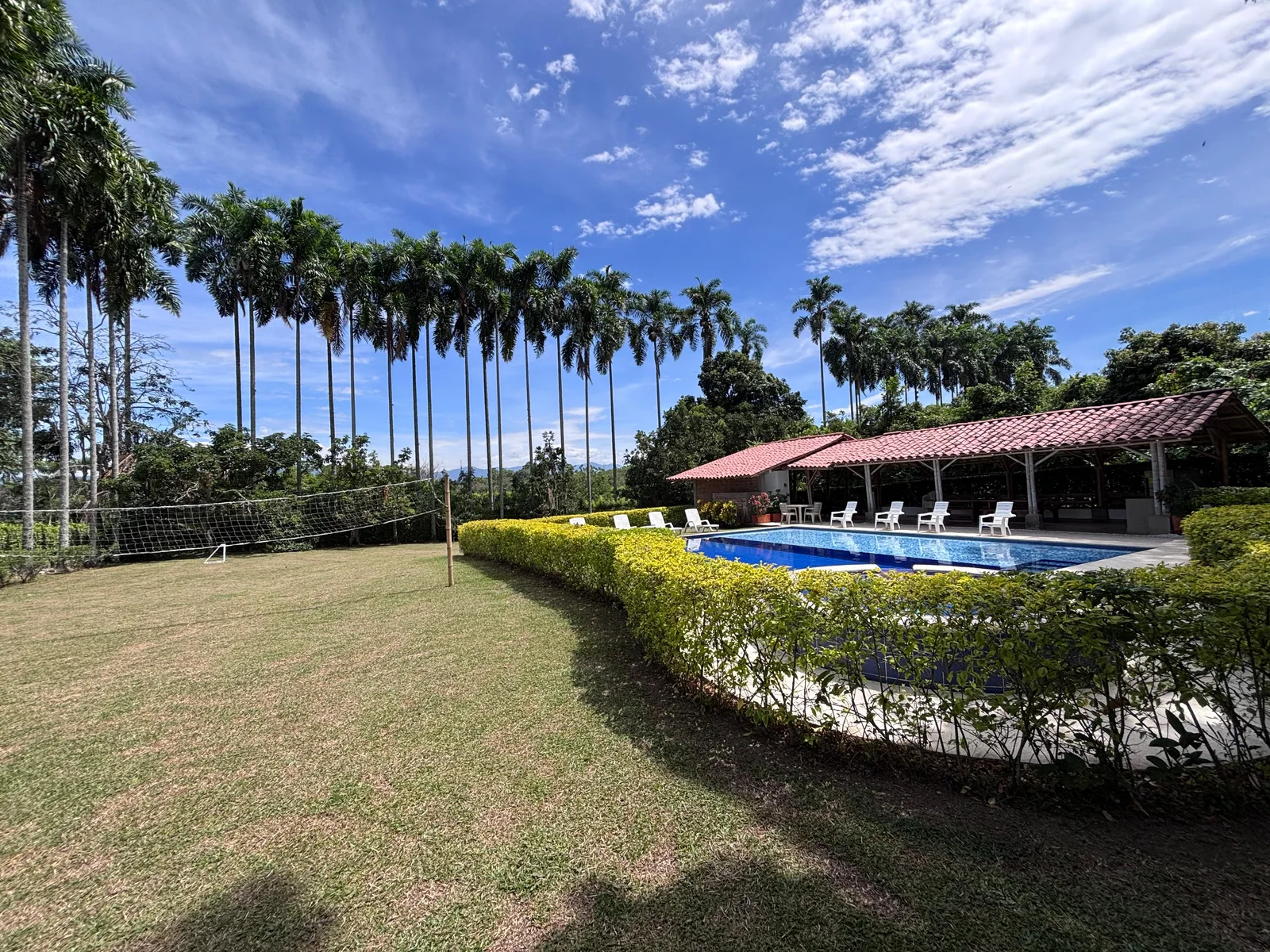 Piscina de El Refugio entre palmeras